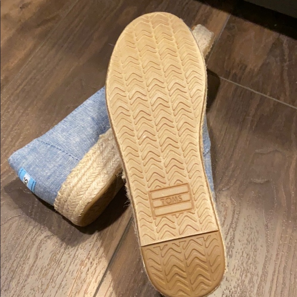 Toms - Picture 4 of 5